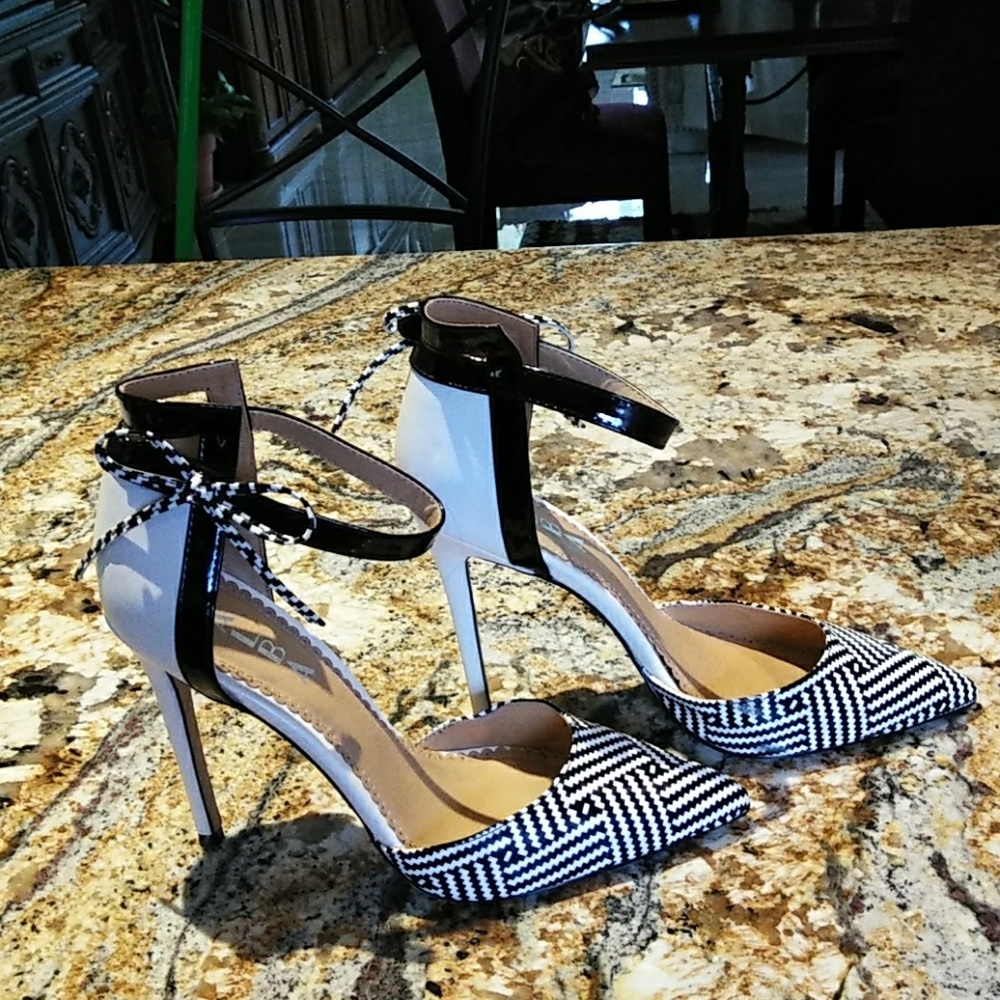 Shoes - Picture 3 of 4